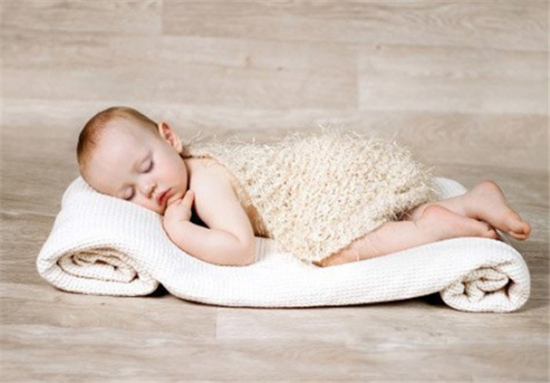 寶寶在家里“摸爬滾打” 如果鋪的是軟木地板就好了